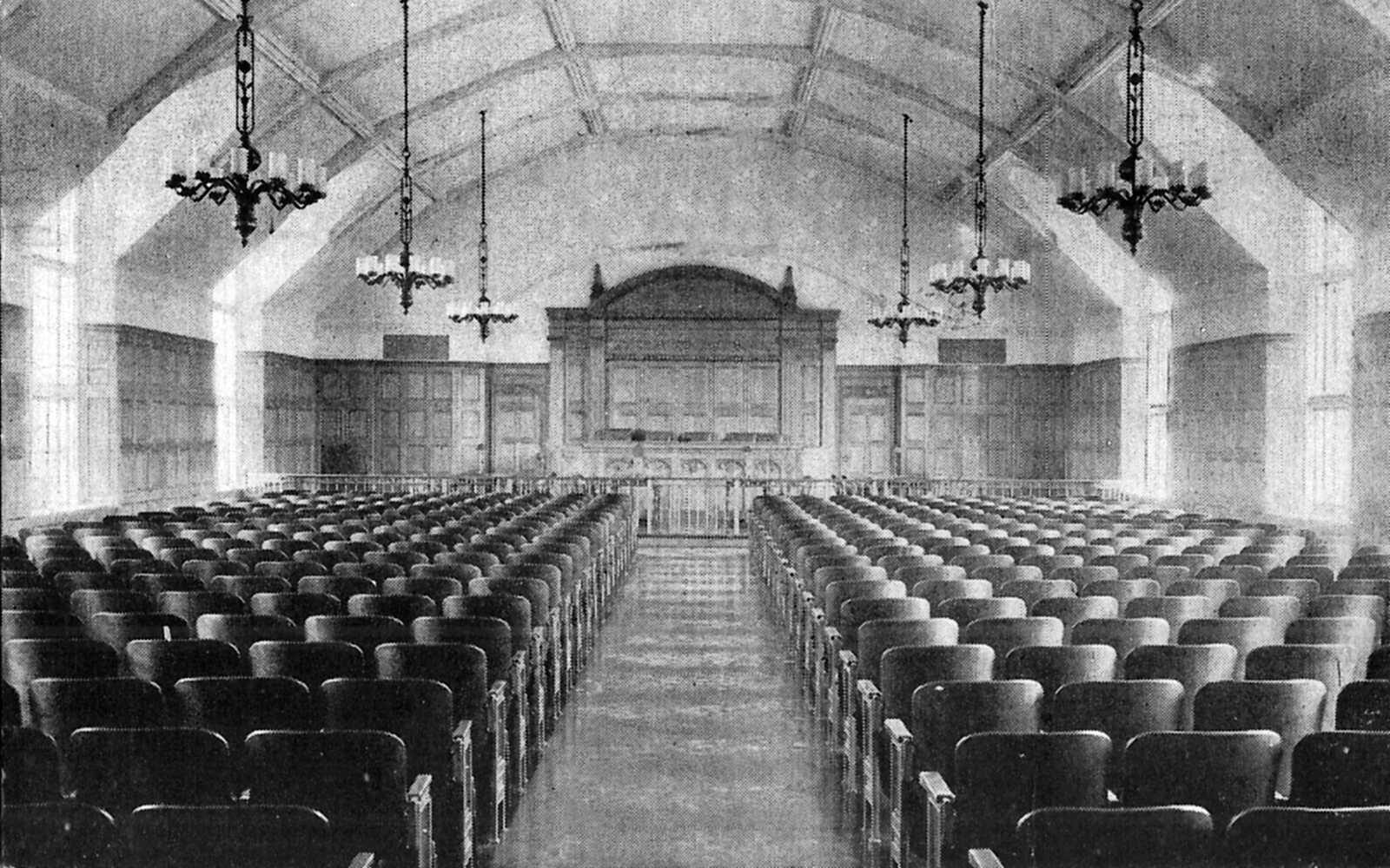 Moot Court Room, Myron Taylor Hall, Cornell Law School — Ruth Murray Miller, public domain, Wikimedia Commons A moot court hall, rows of seating facing the bench